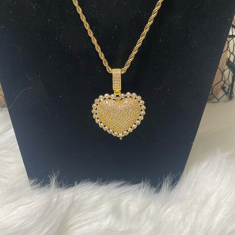 -00089 NWOT SMALL HEART CUBIC ZIRCONIA PENDANT CHOKER.